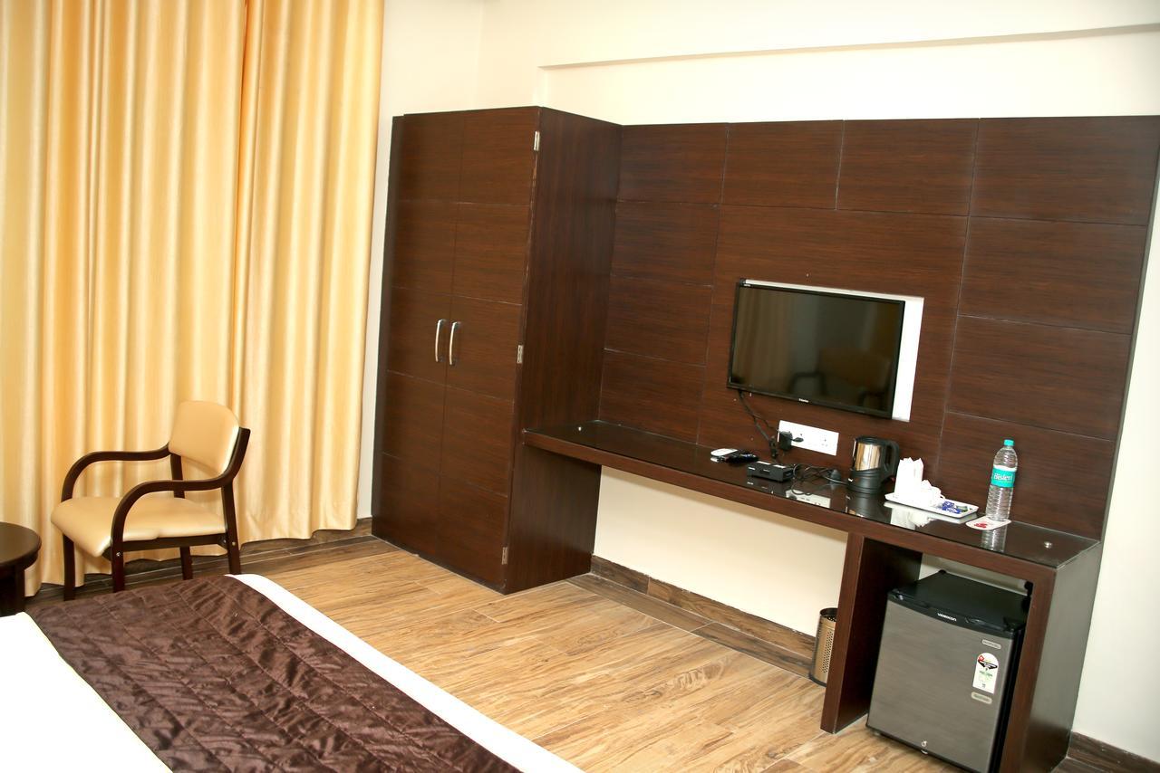Hotel Lavanya Palace Ratlam Bagian luar foto