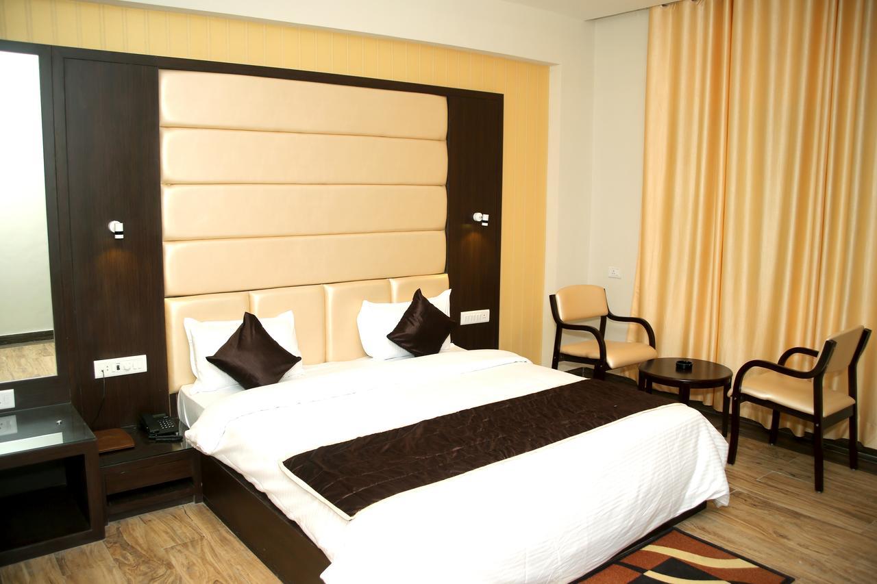 Hotel Lavanya Palace Ratlam Bagian luar foto