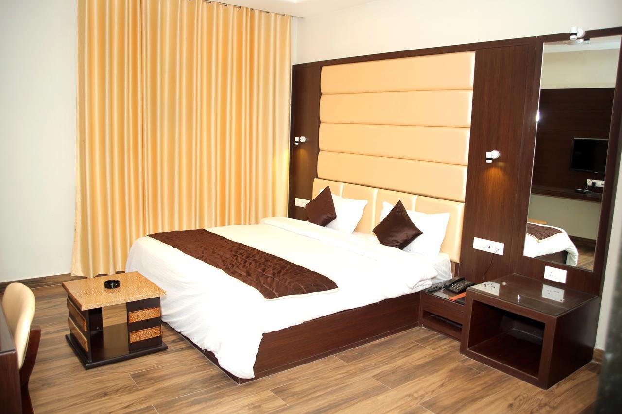 Hotel Lavanya Palace Ratlam Bagian luar foto