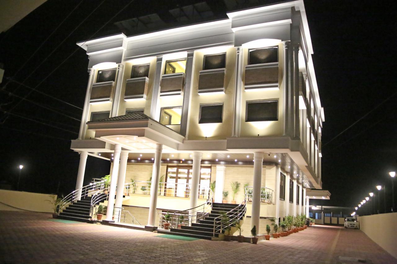 Hotel Lavanya Palace Ratlam Bagian luar foto