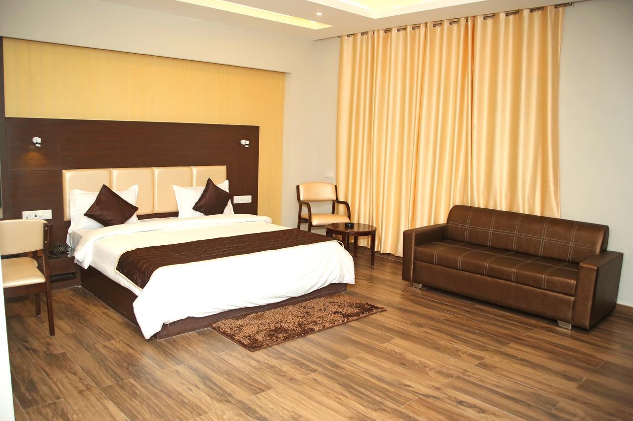 Hotel Lavanya Palace Ratlam Bagian luar foto