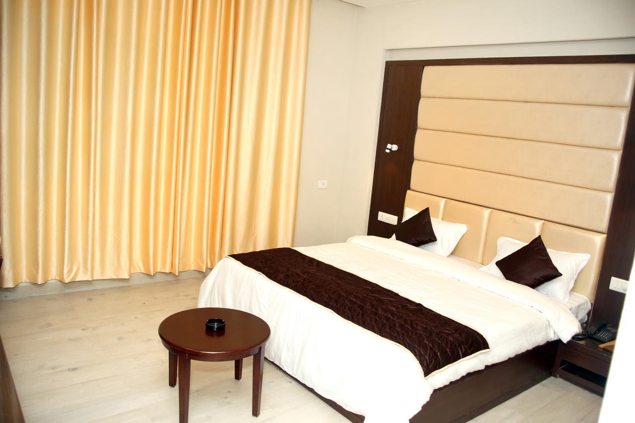 Hotel Lavanya Palace Ratlam Bagian luar foto