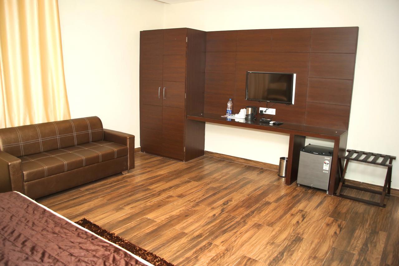 Hotel Lavanya Palace Ratlam Bagian luar foto