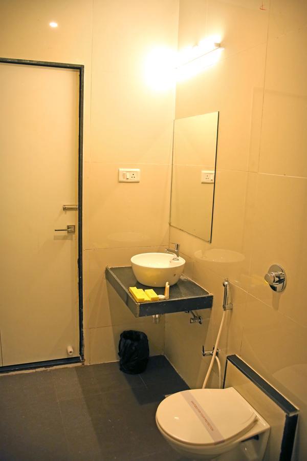 Hotel Lavanya Palace Ratlam Bagian luar foto