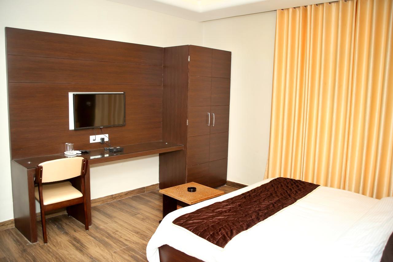 Hotel Lavanya Palace Ratlam Bagian luar foto