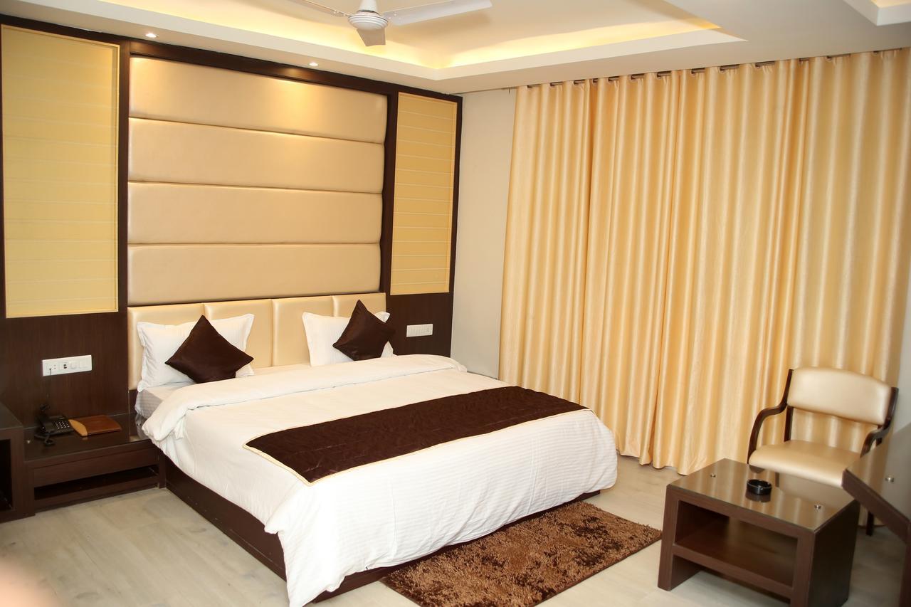 Hotel Lavanya Palace Ratlam Bagian luar foto