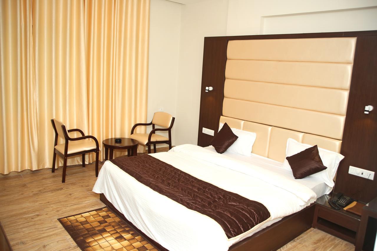 Hotel Lavanya Palace Ratlam Bagian luar foto
