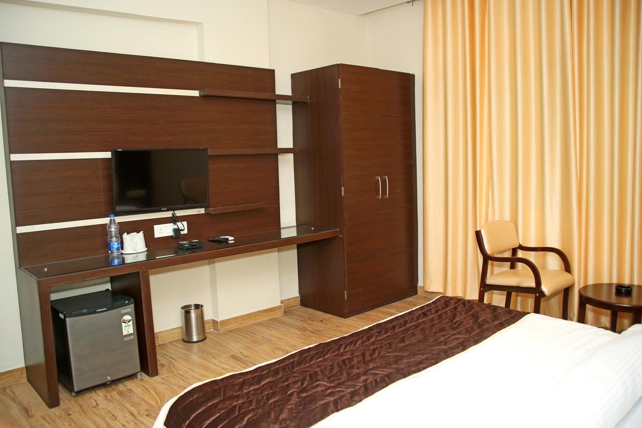 Hotel Lavanya Palace Ratlam Bagian luar foto